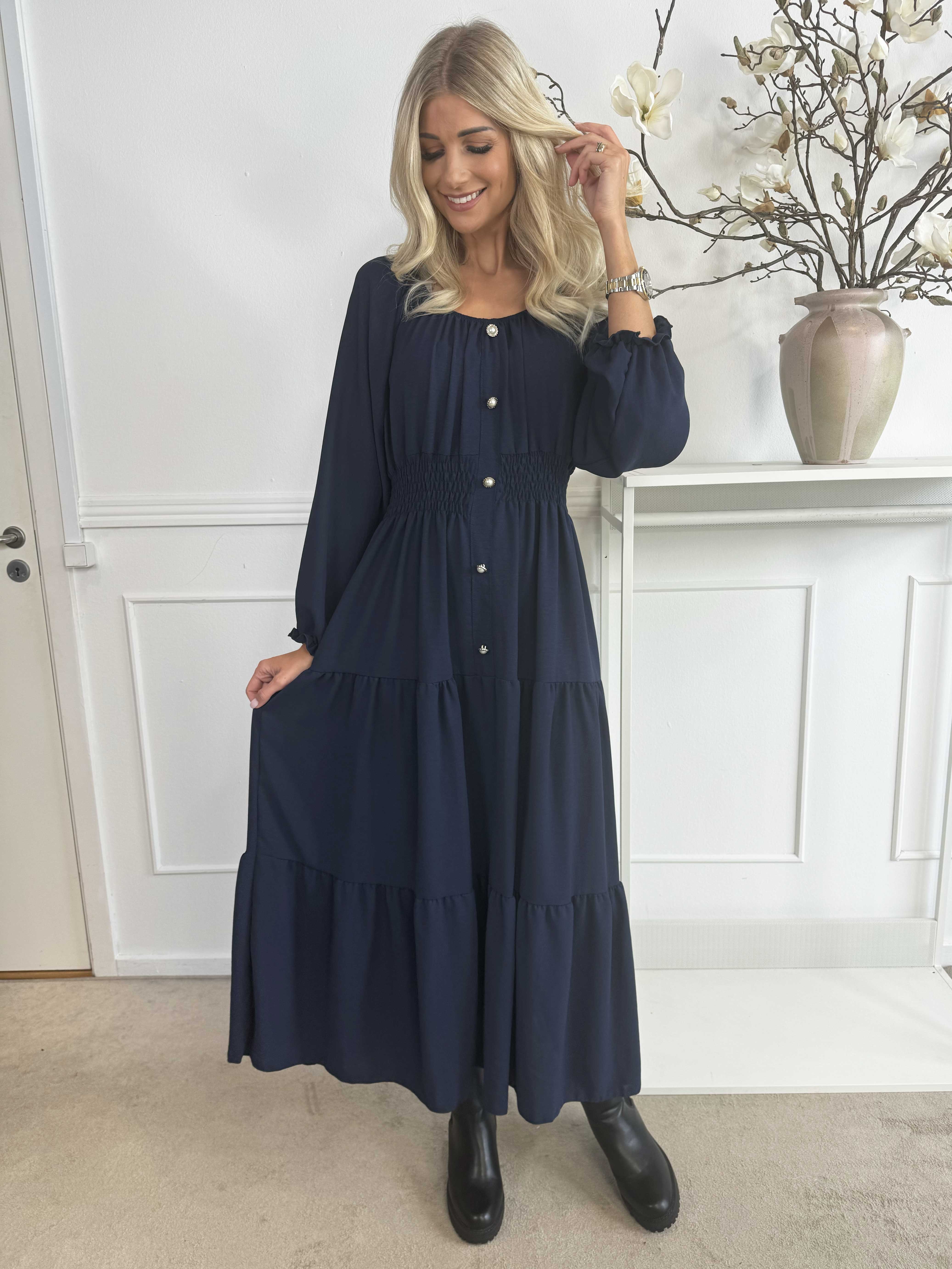 Midnight - Långklänning med smockad midja och guldknappar